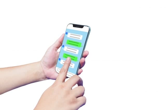 LINEを送る女性